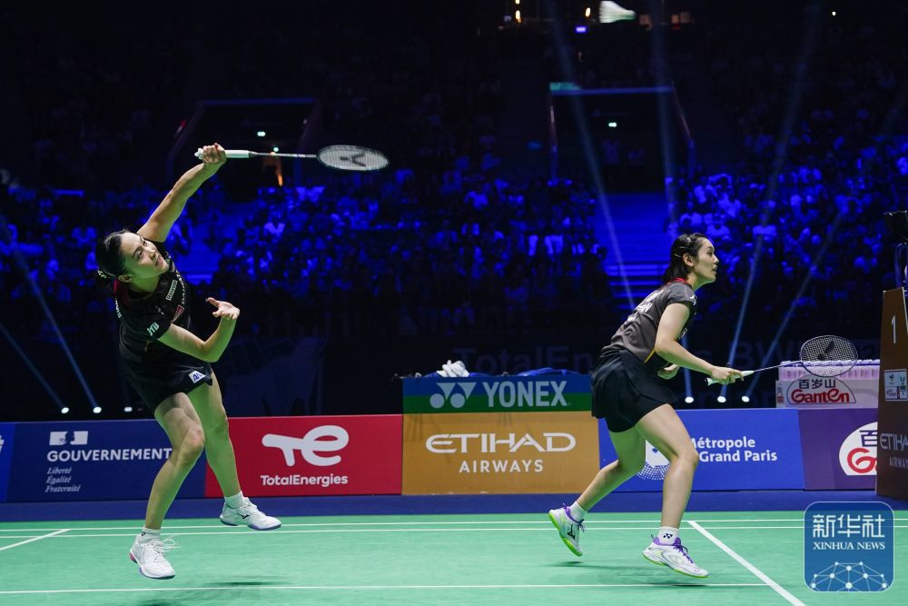 表现出的坚 表现出的坚